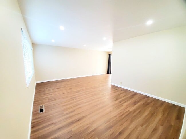 Building Photo - Lovely 3 bedroom 2 bath duplex with private garage and backyard