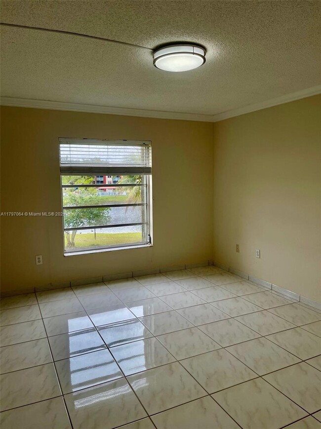 Building Photo - 1350 SW 122nd Ave