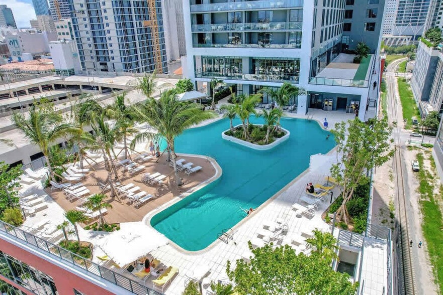 Primary Photo - 601 NE 1st Ave