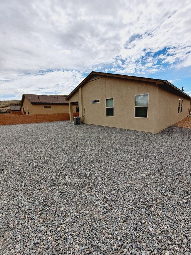 Building Photo - Beautiful 3 Bedroom 2 Bathroom located in Huning Ranch