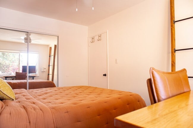 Building Photo - 565 Madrona St