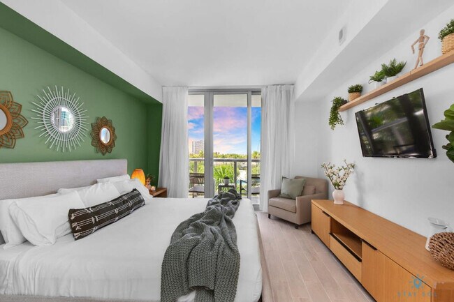 Building Photo - 2602 E Hallandale Beach Blvd