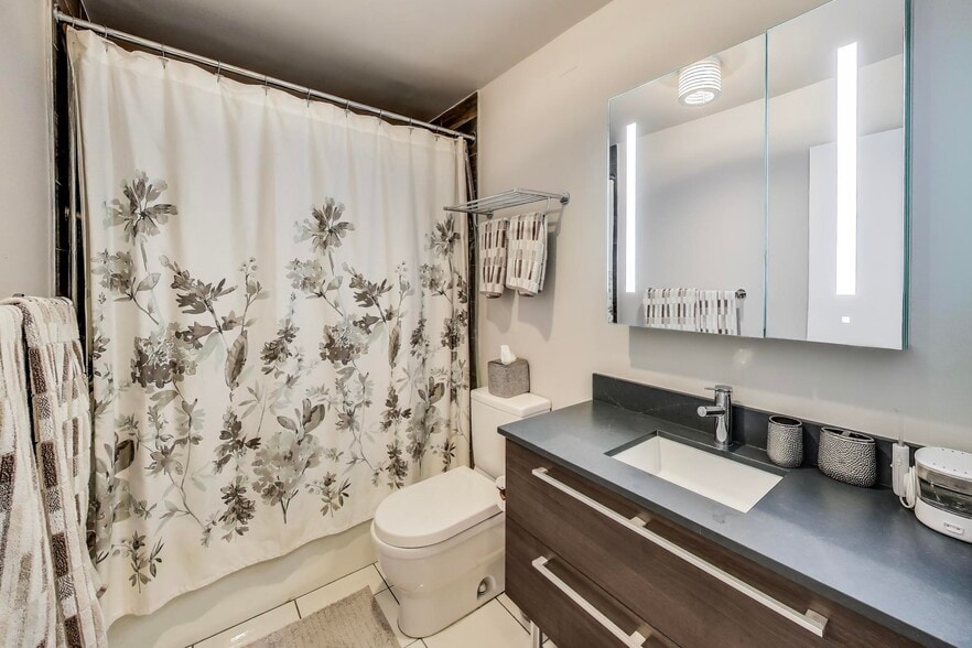 Building Photo - 110 E Delaware Pl