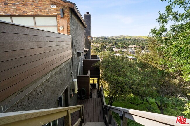 Building Photo - 28207 Laura La Plante Dr