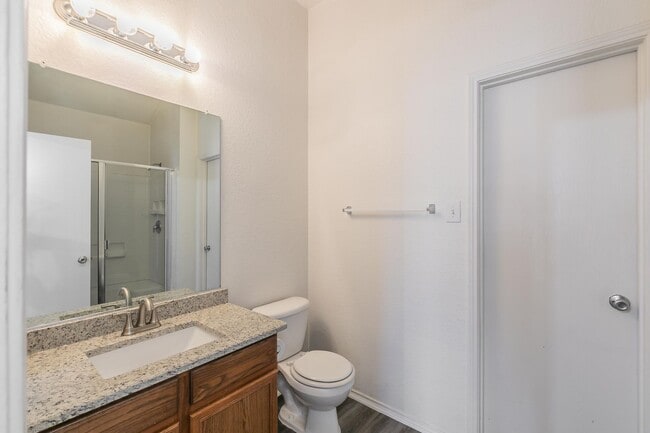 Building Photo - Newly Remolded in Lakewood-walking distance to the lake