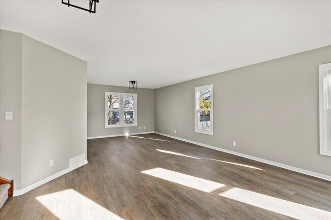 Building Photo - Updated Kenosha 3 Bedroom 2.5 Bath