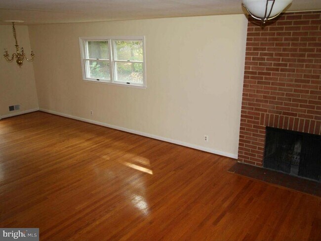 Building Photo - 1103 Roberta Ct