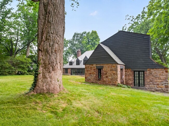 Building Photo - 1085 Ridge Rd