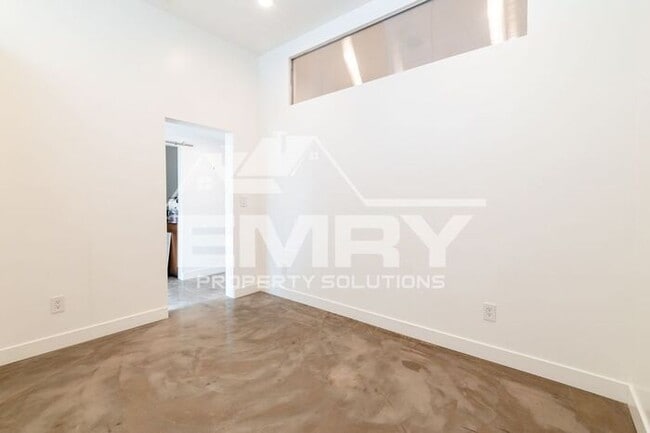 Building Photo - Prime Commercial Office Space Available Beverly Blvd Los Angeles