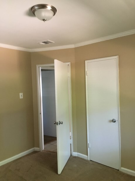 Building Photo - 4052 Cresthaven Rd