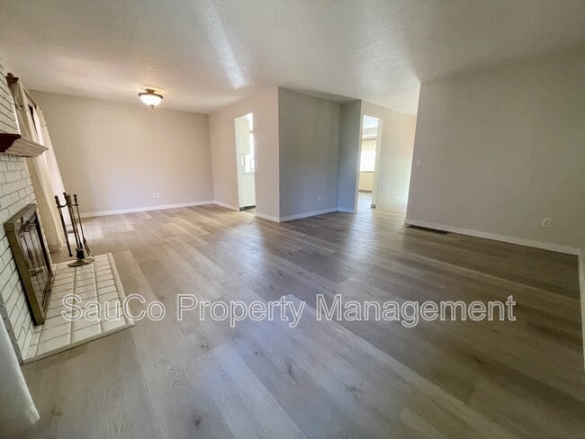 Building Photo - 324 SE 30th Ave