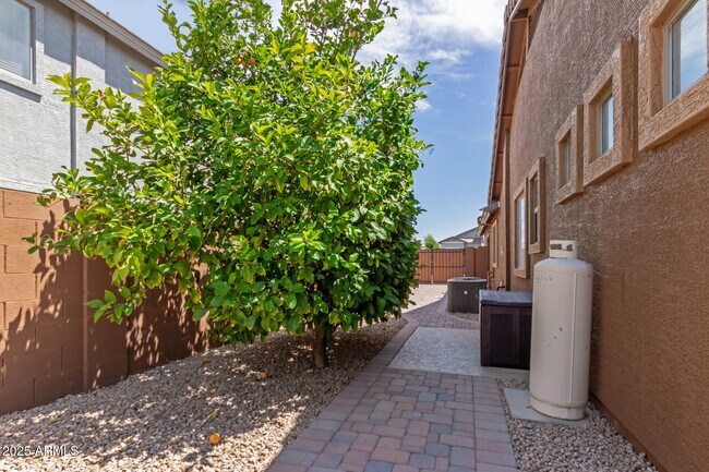 Building Photo - 2560 W Canyon Way