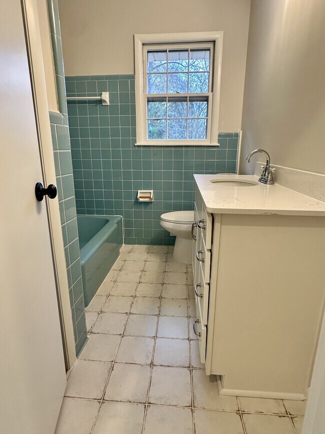 Building Photo - 231 Hillwood Ln