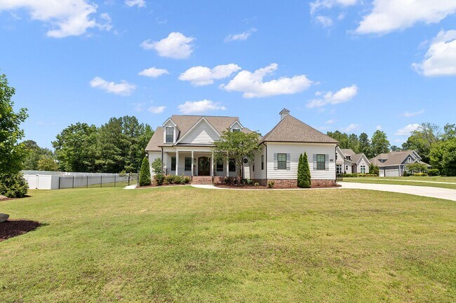 Building Photo - **Luxury 5/4 with Fenced in Yard**