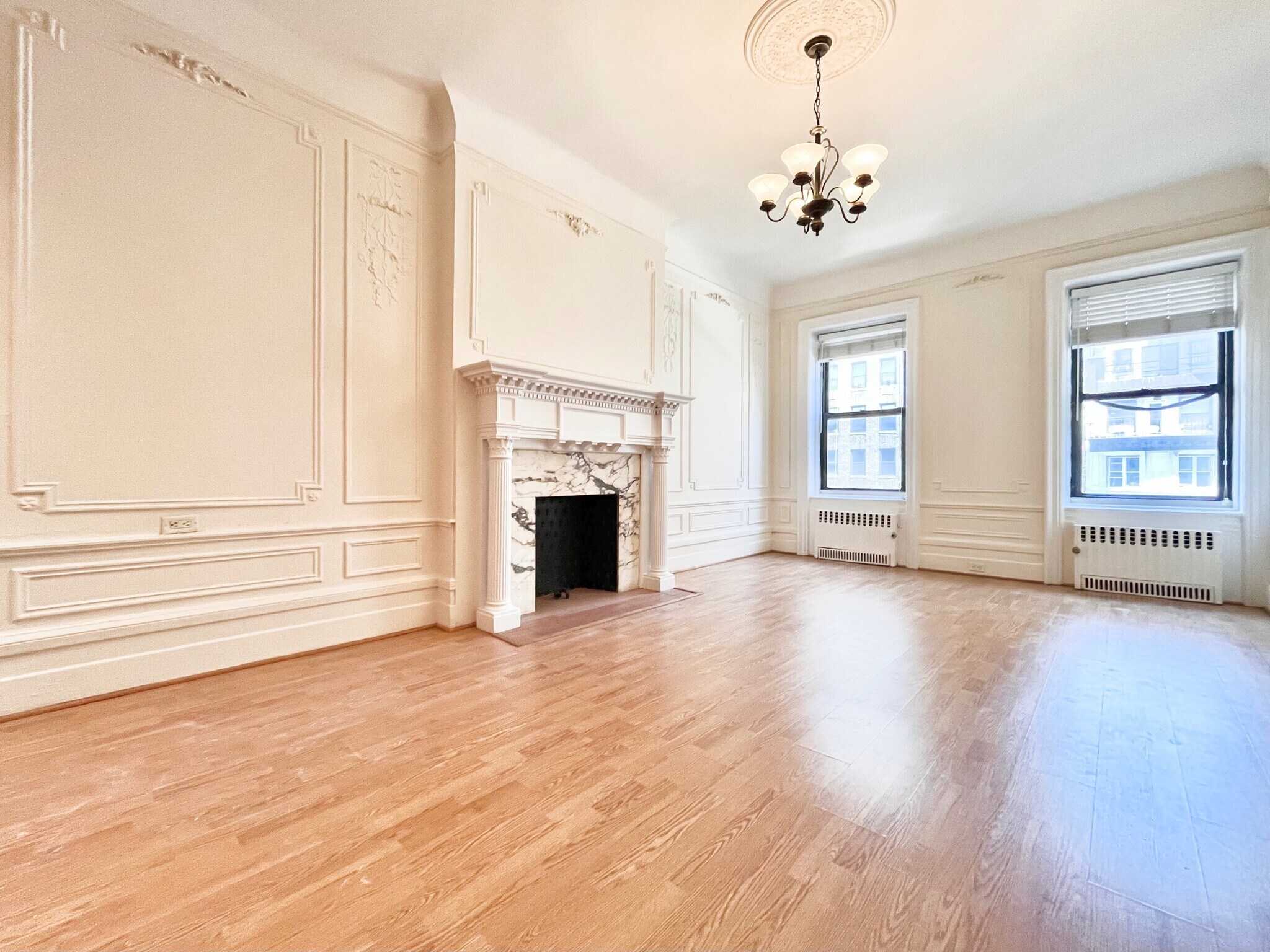 Building Photo - 320 W 106th St
