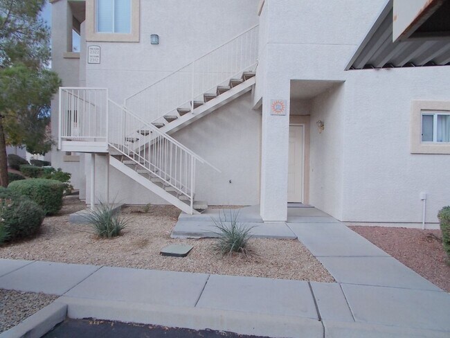 Building Photo - 855 N Stephanie St