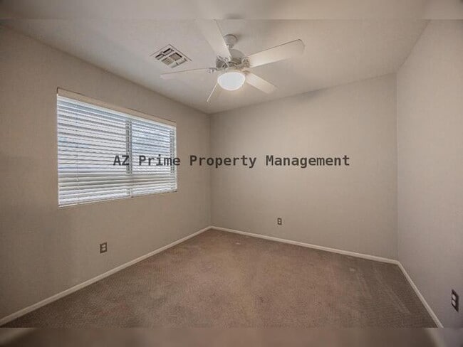 Building Photo - 873 W Tremaine Ave