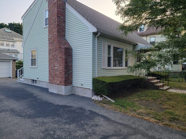 Building Photo - 23 Hull St