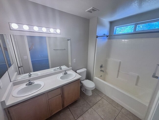 Building Photo - GREAT SINGLE STORY WITH 3 BEDS & 2 BATHS IN GATED COMMUNITY!