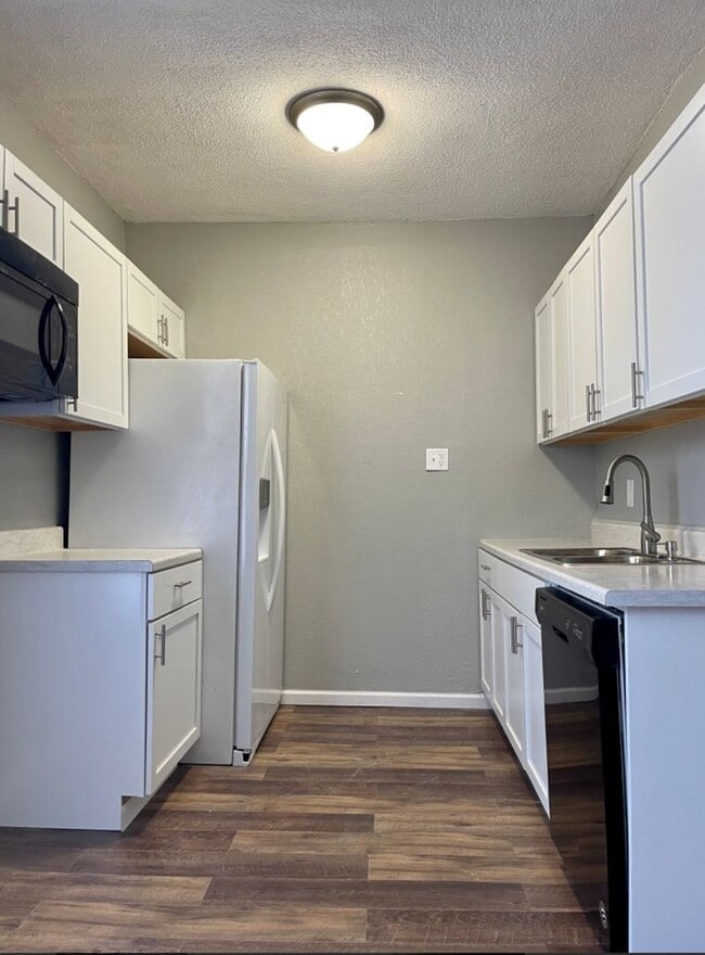 Building Photo - Awesome 5 Bedroom 2Bathroom Duplex in St Paul!!!