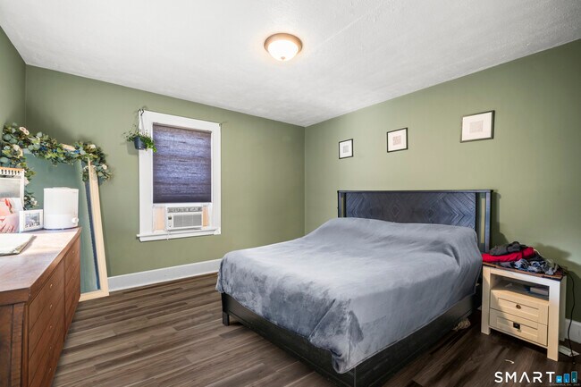 Building Photo - 383 Davis St