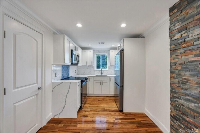 Building Photo - 177 Waverly Ave