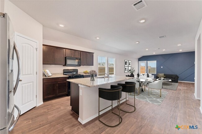 Building Photo - 140 Oak Meadows