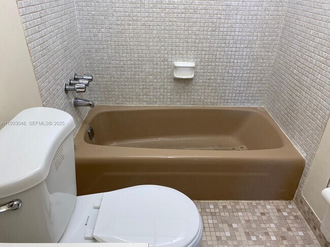 Building Photo - 555 NE 123rd St