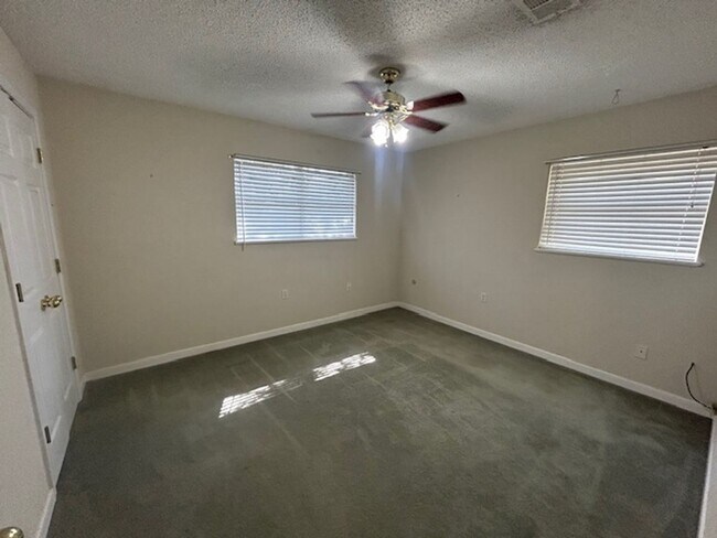 Building Photo - Spacious and Private Midway ISD Home