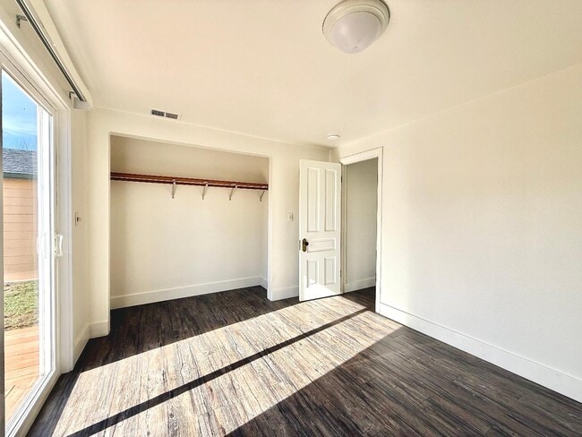 Building Photo - 2236 Home Dr