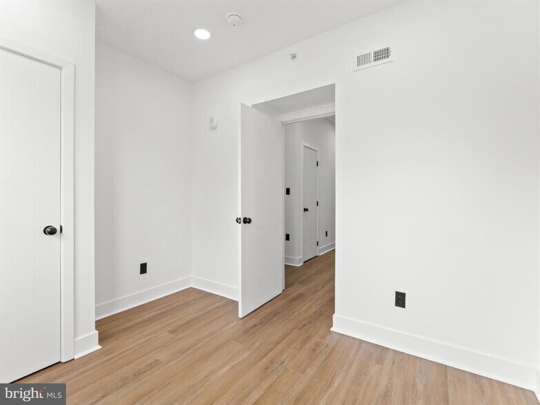 Building Photo - 4927 Catharine St
