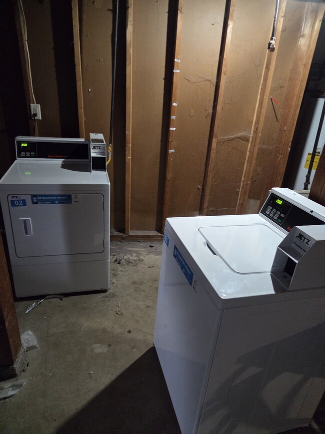 Building Photo - 623 S Prairie Ave