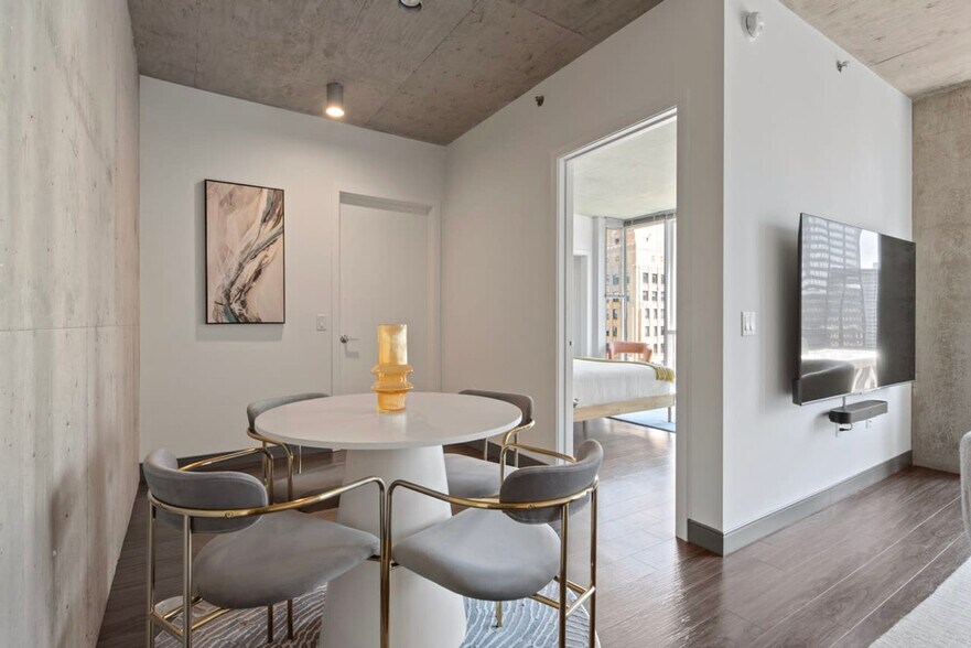 Building Photo - 236 W Lake St