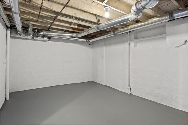 Building Photo - 90 Stoneleigh Ct