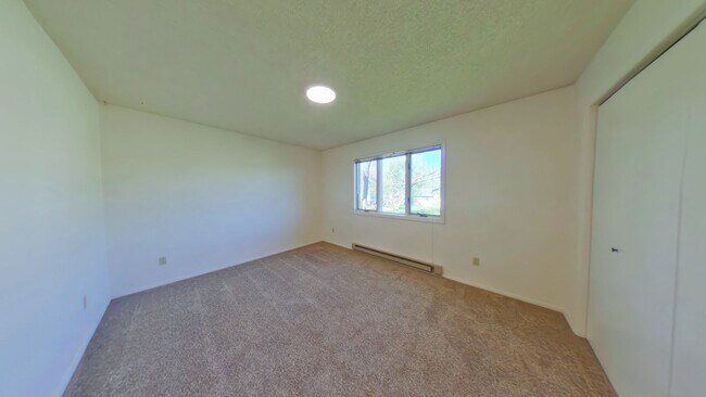 Building Photo - 2 Bedroom 1 Bath Centrally Located! Close to shopping and food truck court on 7th!