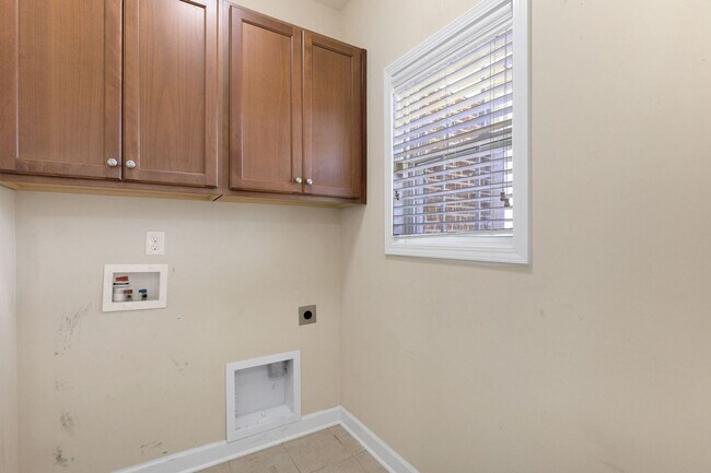Building Photo - Spacious 3BR Townhome in Fayetteville