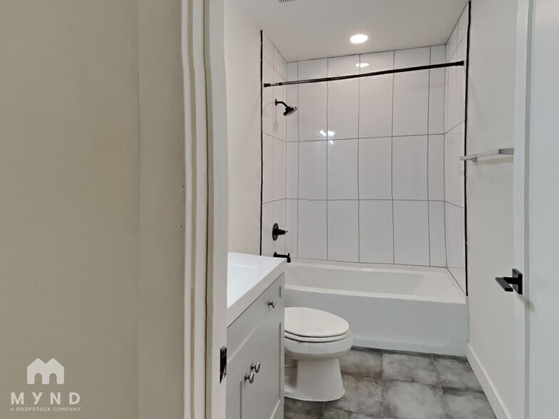 Building Photo - 4440 W Solano Dr N