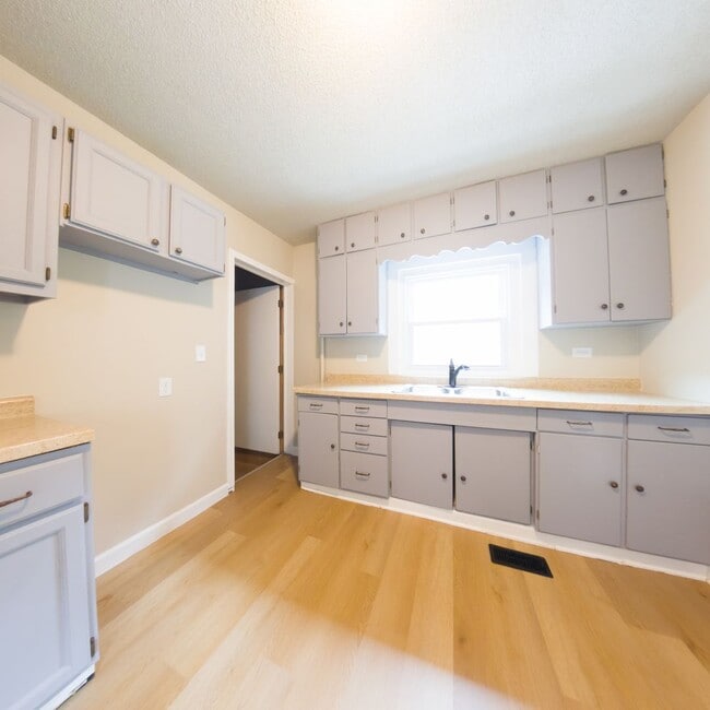 Building Photo - 1200 Sqft. 2 Bedroom 1 Bath