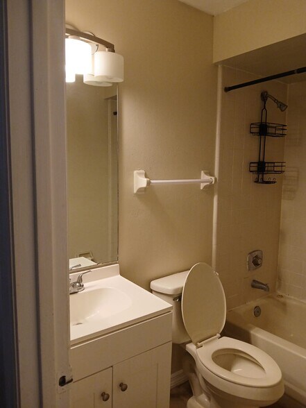 Building Photo - 4240 Pershing Pointe Pl