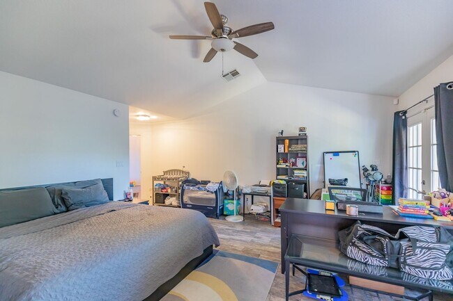 Building Photo - Beautiful Home in the Golf Course Area