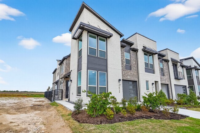 Building Photo - 16739 Lake Austin St