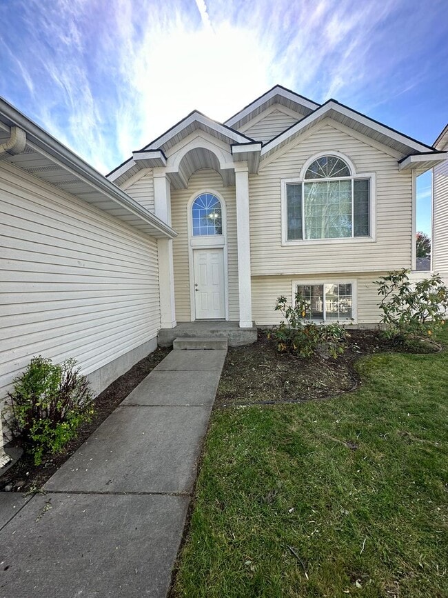 Building Photo - 4 bdrm/2 bath house in CDA