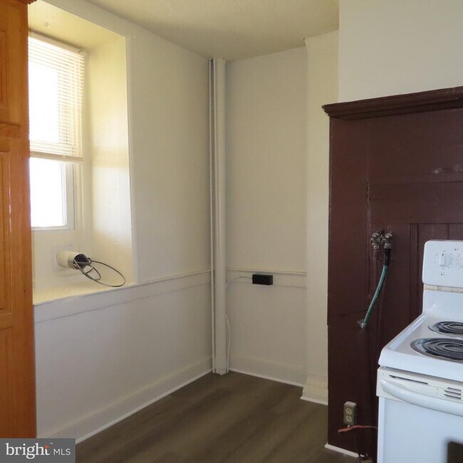 Building Photo - 11677 Lincoln Way W