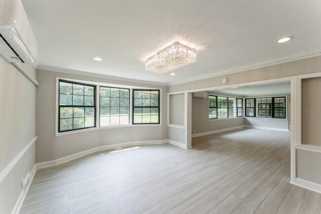 Building Photo - 2 Foxwood Rd