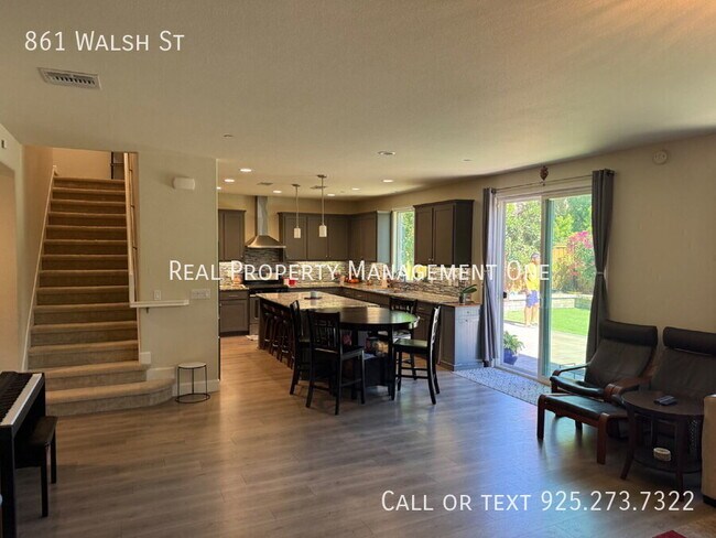 Building Photo - 861 Walsh St