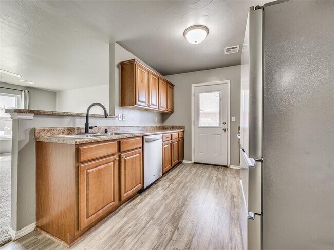 Building Photo - 609 E Linden Ln