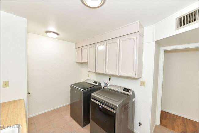 Building Photo - 5852 Mira Serena Dr