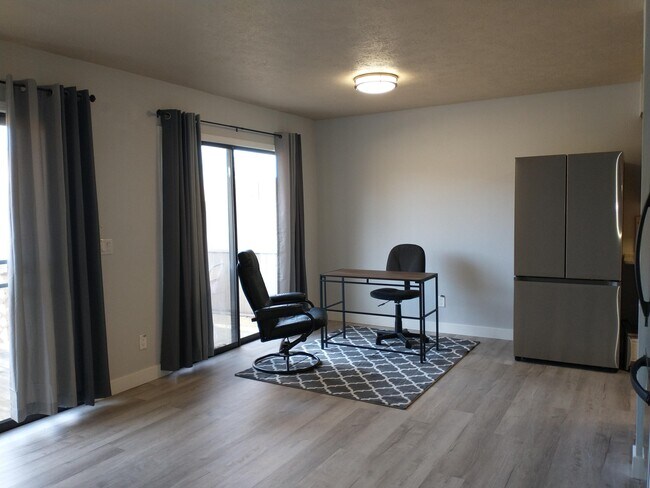 Building Photo - 477 Avondale Dr