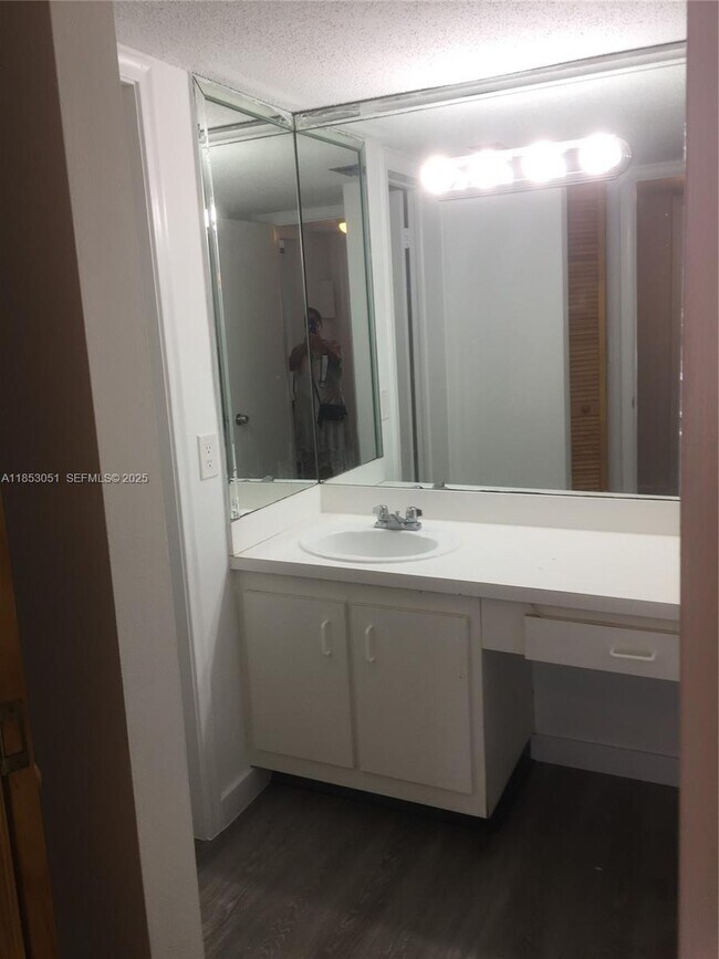 Building Photo - 9229 SW 87th Ave