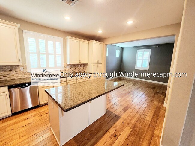 Building Photo - Gorgeous 3BR/3BA Roseville Rental Home